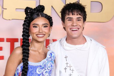 Kiawentiio Tarbell ve Ian Ousley Netflix 'in 