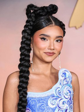 Dean Davidson yüzüklerini takan Kiawentiio Tarbell Netflix 'in 