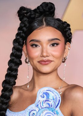 Dean Davidson yüzüklerini takan Kiawentiio Tarbell Netflix 'in 