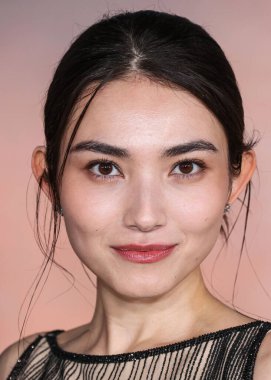 Gemy Maalouf elbisesi giyen Maria Zhang, Netflix 'in 