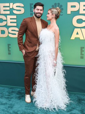 Dylan Barbour ve eşi Hannah Godwin, 18 Şubat 2024 'te Santa Monica, Los Angeles, Kaliforniya, ABD' deki Barker Hangar 'da düzenlenen 49.. 