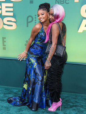 Halle Bailey ve Tee Tee, 18 Şubat 2024 'te Santa Monica, Los Angeles, Kaliforniya, ABD' deki Barker Hangar 'da düzenlenen 49..