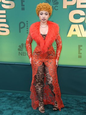 Dolce, Gabbana ve Levian mücevherleri giyen Ice Spice, 18 Şubat 2024 'te Santa Monica, Los Angeles, Kaliforniya, ABD' de düzenlenen 49. Geleneksel People 's Choice Ödülleri 2024' e ulaştı.. 