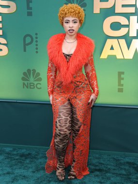 Dolce, Gabbana ve Levian mücevherleri giyen Ice Spice, 18 Şubat 2024 'te Santa Monica, Los Angeles, Kaliforniya, ABD' de düzenlenen 49. Geleneksel People 's Choice Ödülleri 2024' e ulaştı.. 