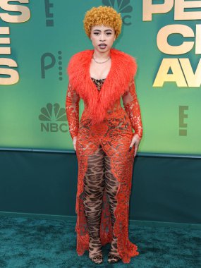 Dolce, Gabbana ve Levian mücevherleri giyen Ice Spice, 18 Şubat 2024 'te Santa Monica, Los Angeles, Kaliforniya, ABD' de düzenlenen 49. Geleneksel People 's Choice Ödülleri 2024' e ulaştı.. 