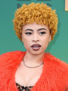 Dolce, Gabbana ve Levian mücevherleri giyen Ice Spice, 18 Şubat 2024 'te Santa Monica, Los Angeles, Kaliforniya, ABD' de düzenlenen 49. Geleneksel People 's Choice Ödülleri 2024' e ulaştı.. 