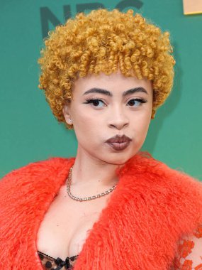 Dolce, Gabbana ve Levian mücevherleri giyen Ice Spice, 18 Şubat 2024 'te Santa Monica, Los Angeles, Kaliforniya, ABD' de düzenlenen 49. Geleneksel People 's Choice Ödülleri 2024' e ulaştı.. 