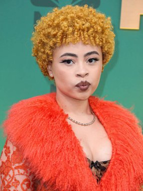 Dolce, Gabbana ve Levian mücevherleri giyen Ice Spice, 18 Şubat 2024 'te Santa Monica, Los Angeles, Kaliforniya, ABD' de düzenlenen 49. Geleneksel People 's Choice Ödülleri 2024' e ulaştı.. 