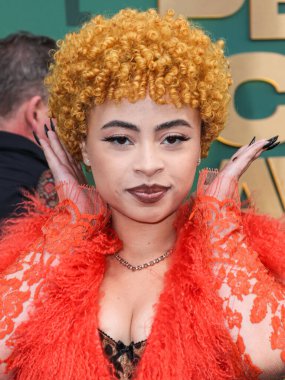 Dolce, Gabbana ve Levian mücevherleri giyen Ice Spice, 18 Şubat 2024 'te Santa Monica, Los Angeles, Kaliforniya, ABD' de düzenlenen 49. Geleneksel People 's Choice Ödülleri 2024' e ulaştı.. 