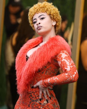 Dolce, Gabbana ve Levian mücevherleri giyen Ice Spice, 18 Şubat 2024 'te Santa Monica, Los Angeles, Kaliforniya, ABD' de düzenlenen 49. Geleneksel People 's Choice Ödülleri 2024' e ulaştı.. 