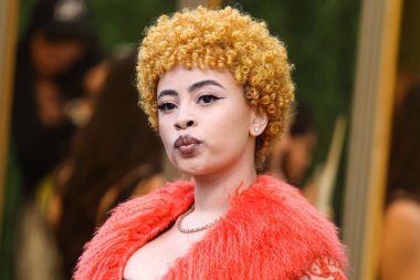 Dolce, Gabbana ve Levian mücevherleri giyen Ice Spice, 18 Şubat 2024 'te Santa Monica, Los Angeles, Kaliforniya, ABD' de düzenlenen 49. Geleneksel People 's Choice Ödülleri 2024' e ulaştı.. 