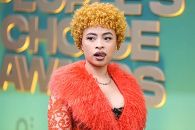 Dolce, Gabbana ve Levian mücevherleri giyen Ice Spice, 18 Şubat 2024 'te Santa Monica, Los Angeles, Kaliforniya, ABD' de düzenlenen 49. Geleneksel People 's Choice Ödülleri 2024' e ulaştı.. 