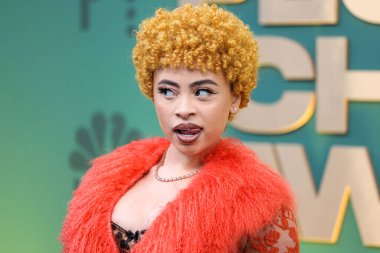 Dolce, Gabbana ve Levian mücevherleri giyen Ice Spice, 18 Şubat 2024 'te Santa Monica, Los Angeles, Kaliforniya, ABD' de düzenlenen 49. Geleneksel People 's Choice Ödülleri 2024' e ulaştı.. 