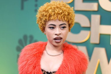 Dolce, Gabbana ve Levian mücevherleri giyen Ice Spice, 18 Şubat 2024 'te Santa Monica, Los Angeles, Kaliforniya, ABD' de düzenlenen 49. Geleneksel People 's Choice Ödülleri 2024' e ulaştı.. 