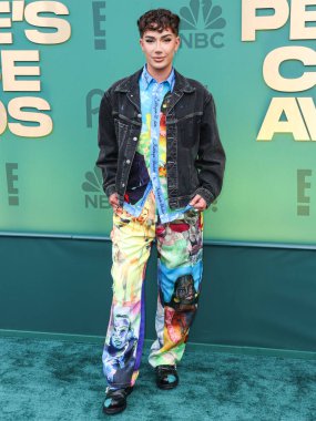 James Charles 18 Şubat 2024 'te Santa Monica, Los Angeles, Kaliforniya' da düzenlenen The Barker Hangar 'da düzenlenen 49. Geleneksel People' s Choice Ödülleri 'ne ulaştı..