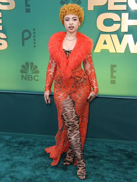 Dolce, Gabbana ve Levian mücevherleri giyen Ice Spice, 18 Şubat 2024 'te Santa Monica, Los Angeles, Kaliforniya, ABD' de düzenlenen 49. Geleneksel People 's Choice Ödülleri 2024' e ulaştı.. 