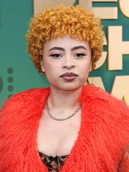 Dolce, Gabbana ve Levian mücevherleri giyen Ice Spice, 18 Şubat 2024 'te Santa Monica, Los Angeles, Kaliforniya, ABD' de düzenlenen 49. Geleneksel People 's Choice Ödülleri 2024' e ulaştı.. 