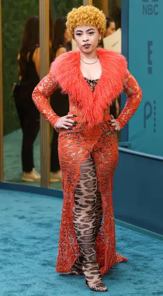 Dolce, Gabbana ve Levian mücevherleri giyen Ice Spice, 18 Şubat 2024 'te Santa Monica, Los Angeles, Kaliforniya, ABD' de düzenlenen 49. Geleneksel People 's Choice Ödülleri 2024' e ulaştı.. 