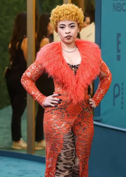 Dolce, Gabbana ve Levian mücevherleri giyen Ice Spice, 18 Şubat 2024 'te Santa Monica, Los Angeles, Kaliforniya, ABD' de düzenlenen 49. Geleneksel People 's Choice Ödülleri 2024' e ulaştı.. 