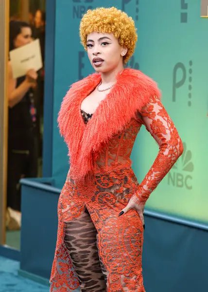 Dolce, Gabbana ve Levian mücevherleri giyen Ice Spice, 18 Şubat 2024 'te Santa Monica, Los Angeles, Kaliforniya, ABD' de düzenlenen 49. Geleneksel People 's Choice Ödülleri 2024' e ulaştı.. 