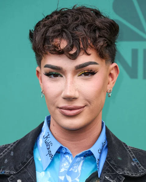 James Charles 18 Şubat 2024 'te Santa Monica, Los Angeles, Kaliforniya' da düzenlenen The Barker Hangar 'da düzenlenen 49. Geleneksel People' s Choice Ödülleri 'ne ulaştı..