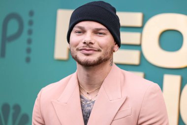 Kane Brown arrives at the 49th Annual People's Choice Awards 2024 held at The Barker Hangar on February 18, 2024 in Santa Monica, Los Angeles, California, United States.