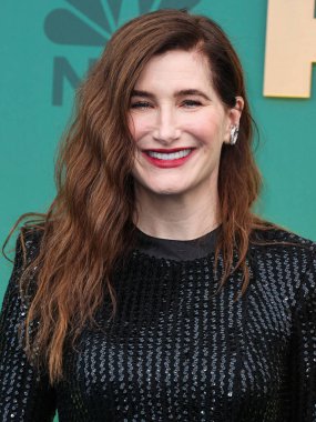 Roger Vivier ayakkabılı Ronald van der Kemp elbisesi giyen Kathryn Hahn, 18 Şubat 2024 'te Santa Monica, Los Angeles, Kaliforniya, ABD' de düzenlenen 49..
