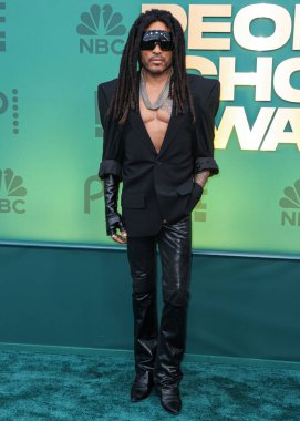 Lenny Kravitz, Balenciaga ceketi, Krom Kalpler mücevheri ve Rick Owens gözlükleri 18 Şubat 2024 'te Santa Monica, Los Angeles, Kaliforniya, ABD' de düzenlenen 49..