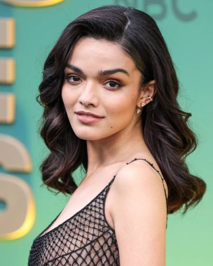 Rachel Zegler özel bir elbise, çanta, ayakkabı ve Nadine Aysoy mücevheri giyerek 18 Şubat 2024 'te Santa Monica, Los Angeles, Kaliforniya, ABD' de düzenlenen 49.. 