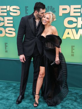 Romain Bonnet ve eşi Mary Bonnet, 18 Şubat 2024 'te Santa Monica, Los Angeles, Kaliforniya, ABD' deki Barker Hangar 'da düzenlenen 49..