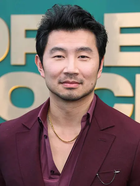 Fernando Jorge kolyesi takan Simu Liu, 18 Şubat 2024 'te Santa Monica, Los Angeles, Kaliforniya, ABD' de düzenlenen 49..