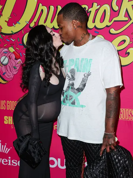 Bhad Bhabie (Danielle Peskowitz Bregoli) ve erkek arkadaşı Le Vaughn, Los Angeles Premiere Of Shout 'a geldiler! Stüdyolar, Her Şey Komedi ve Ütopya 'nın Haziran' ı 20 Şubat 2024 'te Hollywood, Los Angeles' taki TCL Çin 6 Tiyatrosu 'nda düzenlendi.