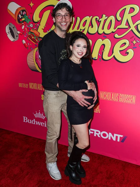 Rick Glassman ve kız arkadaşı Esther Povitsky Los Angeles Çığlık 'ın galasına geldiler! Stüdyolar, Her Şey Komedi ve Ütopya 'nın Haziran' ı 20 Şubat 2024 'te Hollywood, Los Angeles, Kaliforniya, ABD' deki TCL Çin 6 Tiyatrosu 'nda düzenlendi.