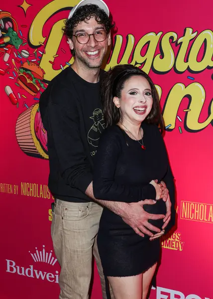 Rick Glassman ve kız arkadaşı Esther Povitsky Los Angeles Çığlık 'ın galasına geldiler! Stüdyolar, Her Şey Komedi ve Ütopya 'nın Haziran' ı 20 Şubat 2024 'te Hollywood, Los Angeles, Kaliforniya, ABD' deki TCL Çin 6 Tiyatrosu 'nda düzenlendi.