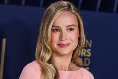 Brie Larson 'ın özel bir Versace elbisesi, Jimmy Choo ayakkabıları ve Irene Neuwirth mücevherleri, 24 Şubat 2024' te ABD 'nin Los Angeles, Kaliforniya kentindeki Shrine Auditorium ve Expo Hall' da düzenlenen 30.. 