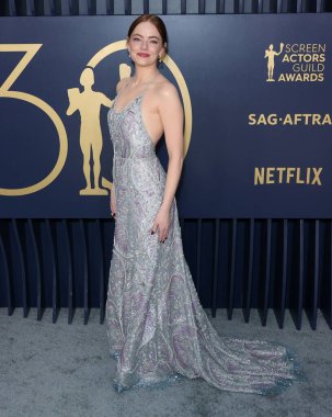 Louis Vuitton marka, pullu, incili, kristalli eğrelti otu yaprağı desenli ve fildişi sandaletli Louis Vuitton Lisesi Mücevheratçısı Guild Ödülleri 'ne 30. 