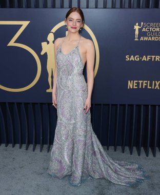 Louis Vuitton marka, pullu, incili, kristalli eğrelti otu yaprağı desenli ve fildişi sandaletli Louis Vuitton Lisesi Mücevheratçısı Guild Ödülleri 'ne 30.