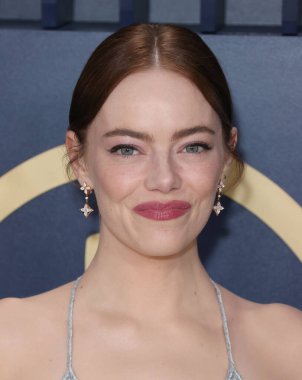 Louis Vuitton marka, pullu, incili, kristalli eğrelti otu yaprağı desenli ve fildişi sandaletli Louis Vuitton Lisesi Mücevheratçısı Guild Ödülleri 'ne 30.