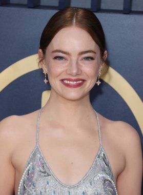 Louis Vuitton marka, pullu, incili, kristalli eğrelti otu yaprağı desenli ve fildişi sandaletli Louis Vuitton Lisesi Mücevheratçısı Guild Ödülleri 'ne 30.