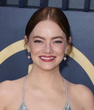 Louis Vuitton marka, pullu, incili, kristalli eğrelti otu yaprağı desenli ve fildişi sandaletli Louis Vuitton Lisesi Mücevheratçısı Guild Ödülleri 'ne 30.