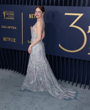 Louis Vuitton marka, pullu, incili, kristalli eğrelti otu yaprağı desenli ve fildişi sandaletli Louis Vuitton Lisesi Mücevheratçısı Guild Ödülleri 'ne 30.