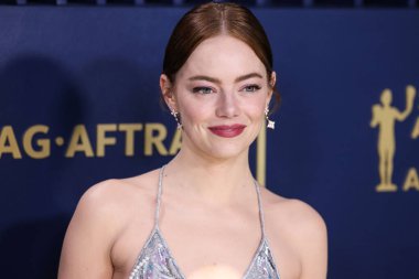 Louis Vuitton marka, pullu, incili, kristalli eğrelti otu yaprağı desenli ve fildişi sandaletli Louis Vuitton Lisesi Mücevheratçısı Guild Ödülleri 'ne 30.