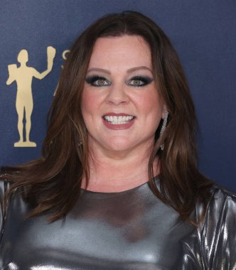 Puey Quinones elbisesi giyen Melissa McCarthy ve Dena Kemp mücevherleri, 24 Şubat 2024 'te ABD' nin Kaliforniya eyaletinin Los Angeles kentinde düzenlenen Shrine Oditoryum ve Fuar Salonu 'nda düzenlenen 30..