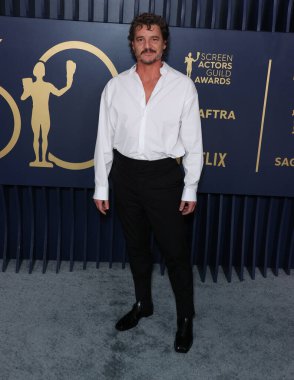 Prada giyen Pedro Pascal, 24 Şubat 2024 'te ABD' nin Kaliforniya eyaletinin Los Angeles kentinde düzenlenen Shrine Konser Salonu ve Fuar Salonu 'nda düzenlenen 30.. 