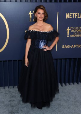 Chanel giyen Penelope Cruz, 24 Şubat 2024 'te ABD' nin Kaliforniya eyaletinin Los Angeles kentinde düzenlenen Shrine Konser Salonu ve Fuar Salonu 'nda düzenlenen 30.. 