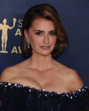 Chanel giyen Penelope Cruz, 24 Şubat 2024 'te ABD' nin Kaliforniya eyaletinin Los Angeles kentinde düzenlenen Shrine Konser Salonu ve Fuar Salonu 'nda düzenlenen 30.. 