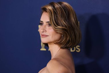 Chanel giyen Penelope Cruz, 24 Şubat 2024 'te ABD' nin Kaliforniya eyaletinin Los Angeles kentinde düzenlenen Shrine Konser Salonu ve Fuar Salonu 'nda düzenlenen 30.. 
