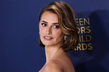 Chanel giyen Penelope Cruz, 24 Şubat 2024 'te ABD' nin Kaliforniya eyaletinin Los Angeles kentinde düzenlenen Shrine Konser Salonu ve Fuar Salonu 'nda düzenlenen 30.. 