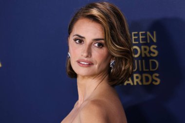 Chanel giyen Penelope Cruz, 24 Şubat 2024 'te ABD' nin Kaliforniya eyaletinin Los Angeles kentinde düzenlenen Shrine Konser Salonu ve Fuar Salonu 'nda düzenlenen 30.. 