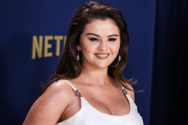 Versace ve Messika mücevherleri giyen Selena Gomez, 24 Şubat 2024 'te ABD' nin Kaliforniya eyaletinin Los Angeles kentinde düzenlenen Shrine Konser Salonu ve Fuar Salonu 'nda düzenlenen 30..